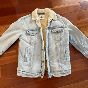 Levi’s light wash Sherpa trucker jacket, Sz. L, men. NWOT.